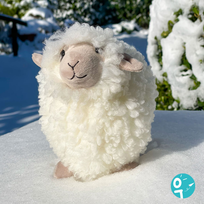 peluche mouton rolbie jellycat dans la neige