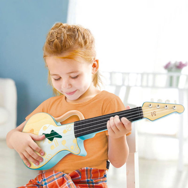 Petite fille qui joue de la guitare en bois Rock N Roll de hape